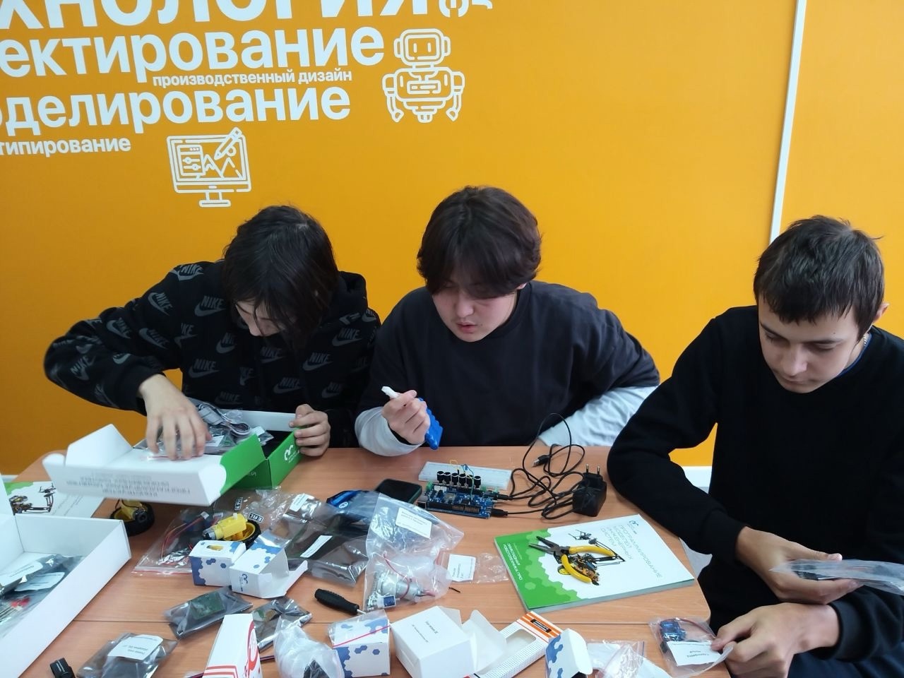 На базе центра «Точка роста» продолжает работу кружок «Робототехника» На базе центра «Точка роста» продолжает работу кружок «Робототехника».