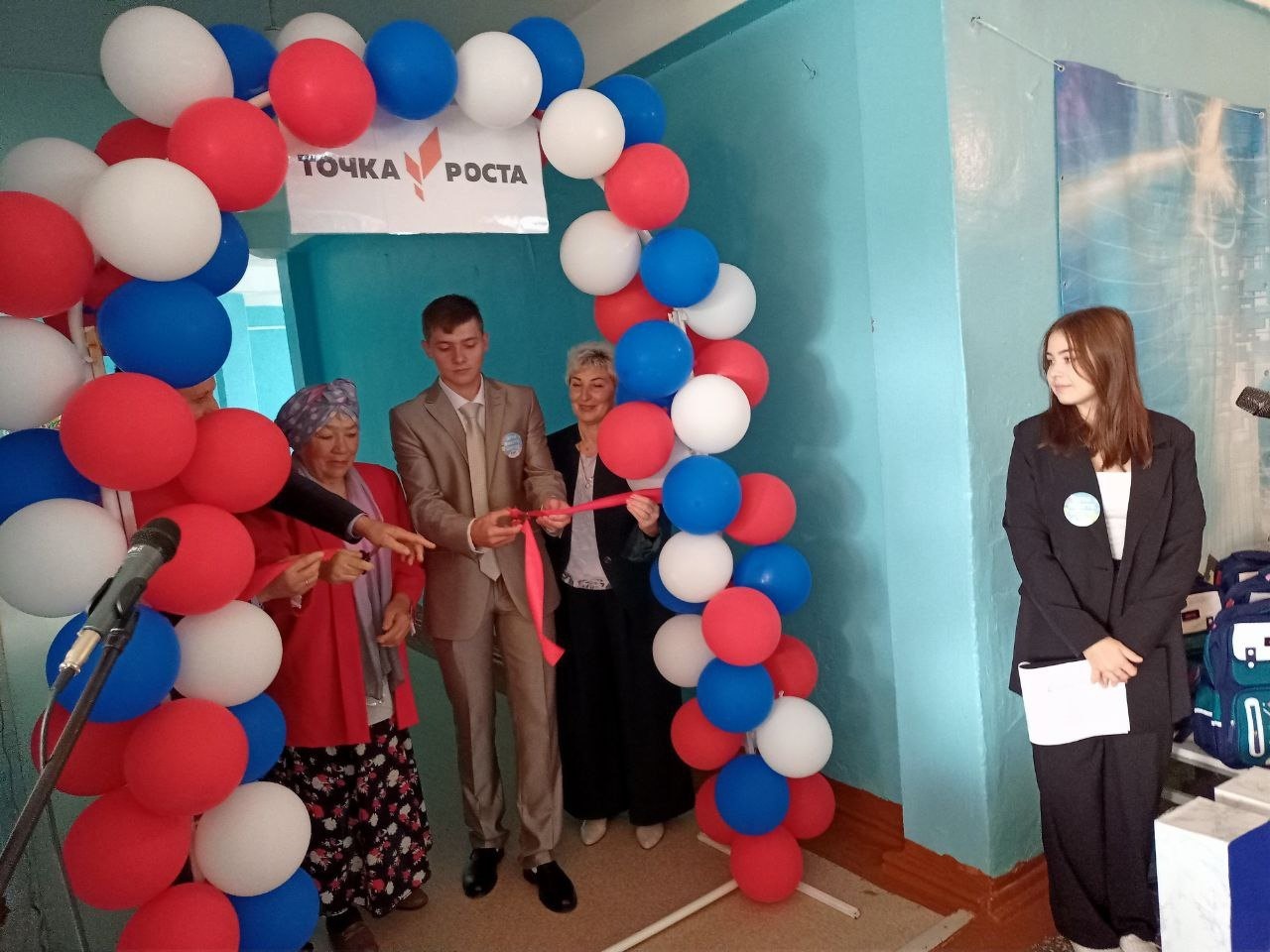Открытие современного Центра *Точка роста* во время линейки 1-го сентября 2024 года Открытие современного Центра *Точка роста* во время линейки 1-го сентября 2024 года
